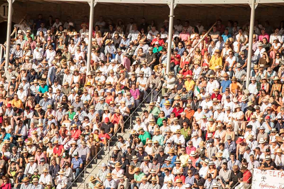 Portentosa actuación del granadino 'El Fandi', a hombros con Julián López 'El Juli' en tarde de claroscuros de 'Morante de la Puebla'