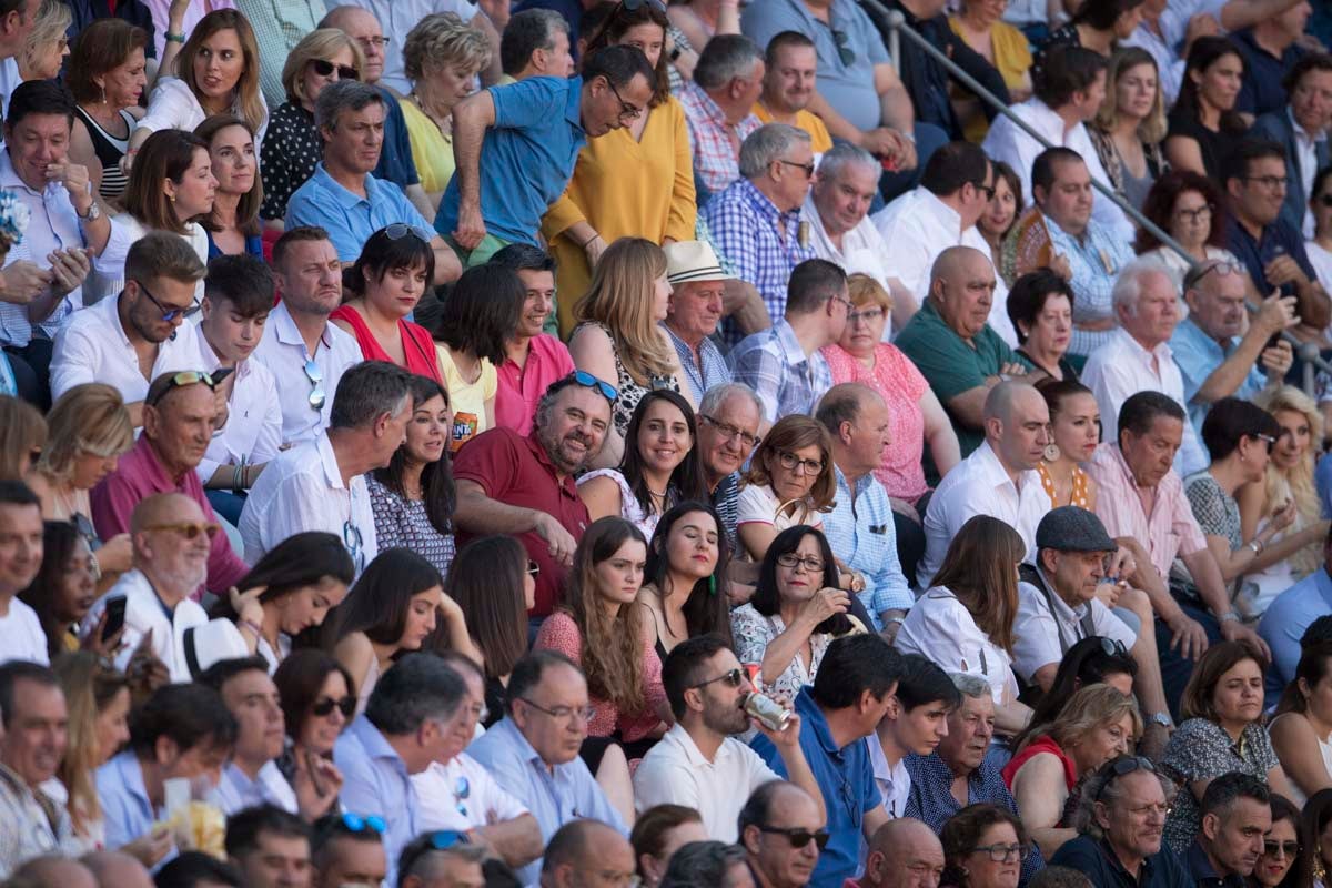 Portentosa actuación del granadino 'El Fandi', a hombros con Julián López 'El Juli' en tarde de claroscuros de 'Morante de la Puebla'