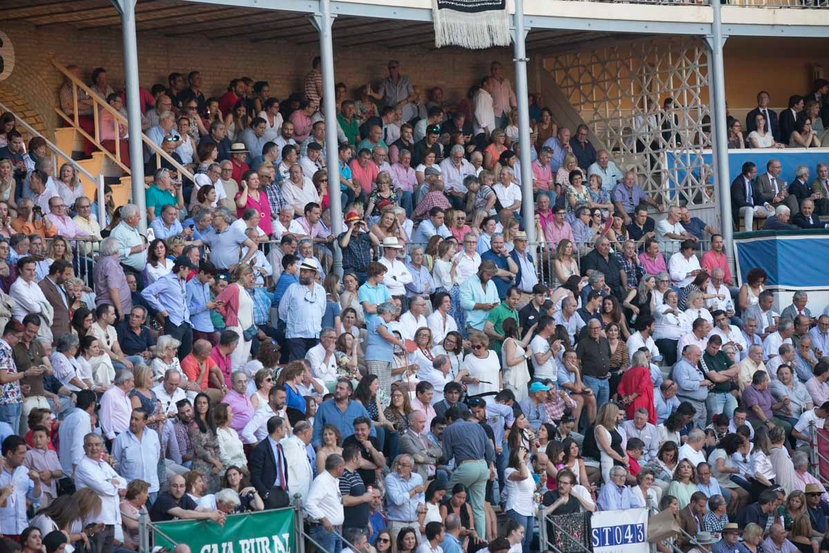 Portentosa actuación del granadino 'El Fandi', a hombros con Julián López 'El Juli' en tarde de claroscuros de 'Morante de la Puebla'