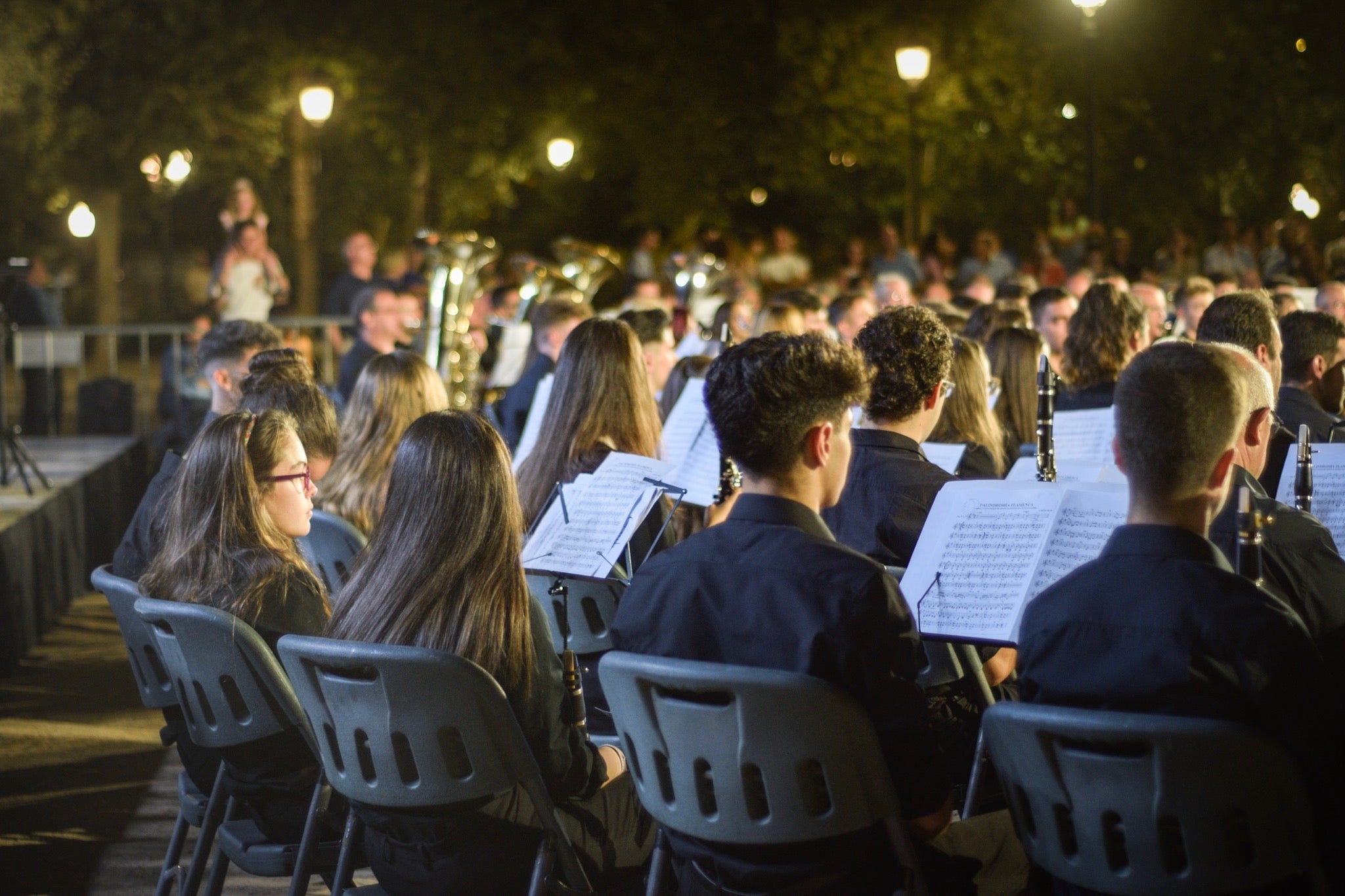 Un espectáculo de música y luces en el Palacio de Congresos pone fin a la semana de festejos en la capital nazarí