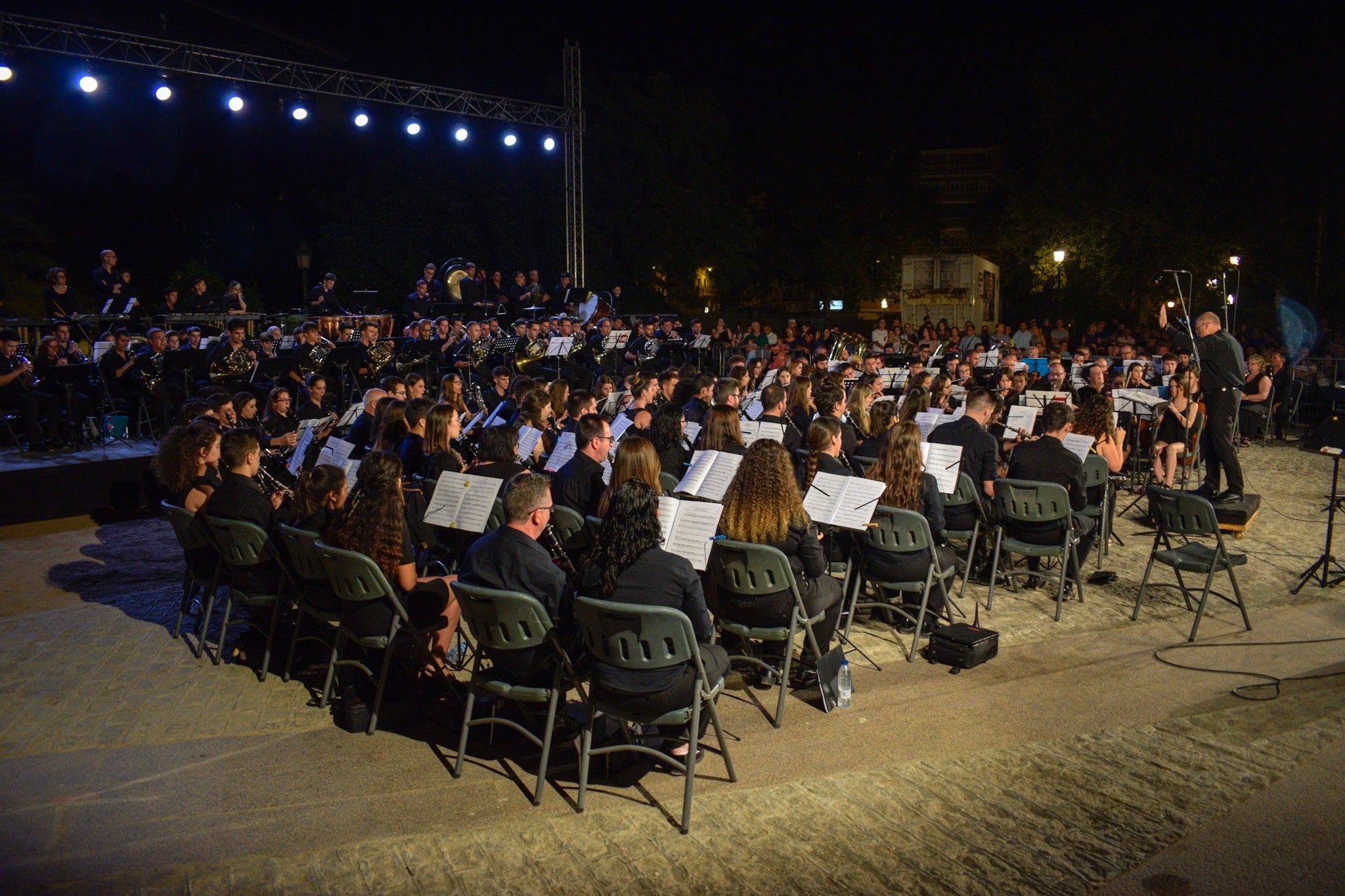 Un espectáculo de música y luces en el Palacio de Congresos pone fin a la semana de festejos en la capital nazarí