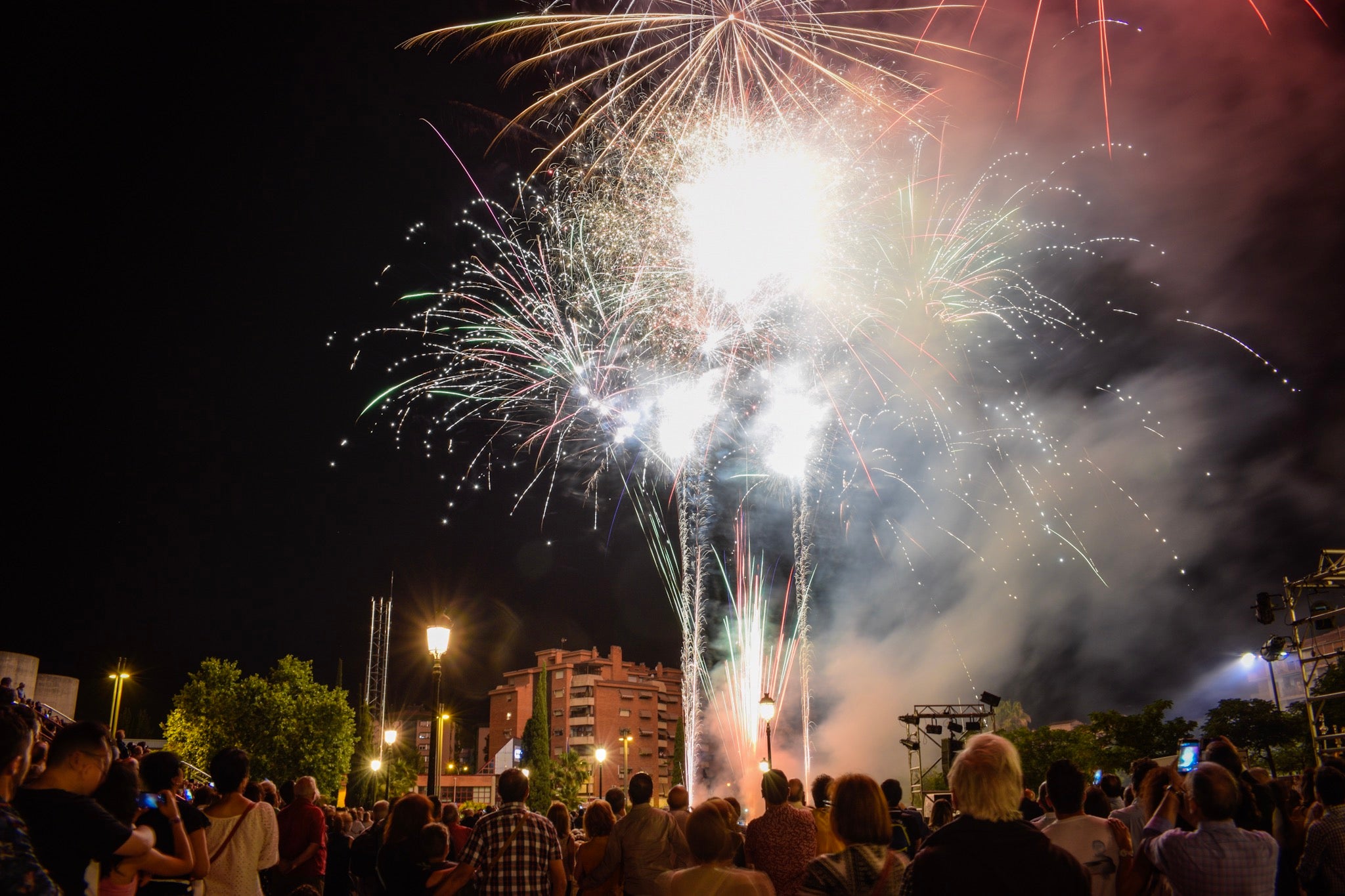 Un espectáculo de música y luces en el Palacio de Congresos pone fin a la semana de festejos en la capital nazarí