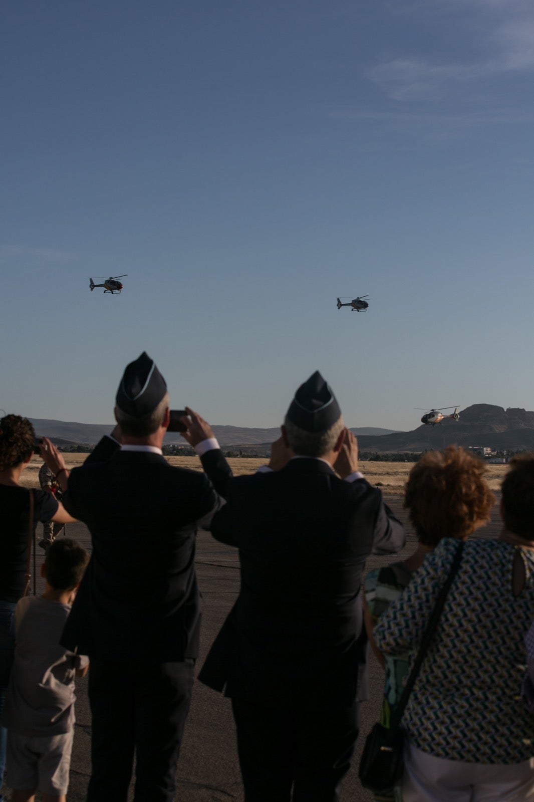 Acrobatismo motorizado. Hélices a golpe de guitarra. Espectáculo por todo lo alto. El FEX, la extensión callejera, gratuita y a menudo sorprendente del Festival Internacional de Música y Danza de Granada, alzó este viernes el escenario hasta el cielo de la Base Aérea de Armilla.