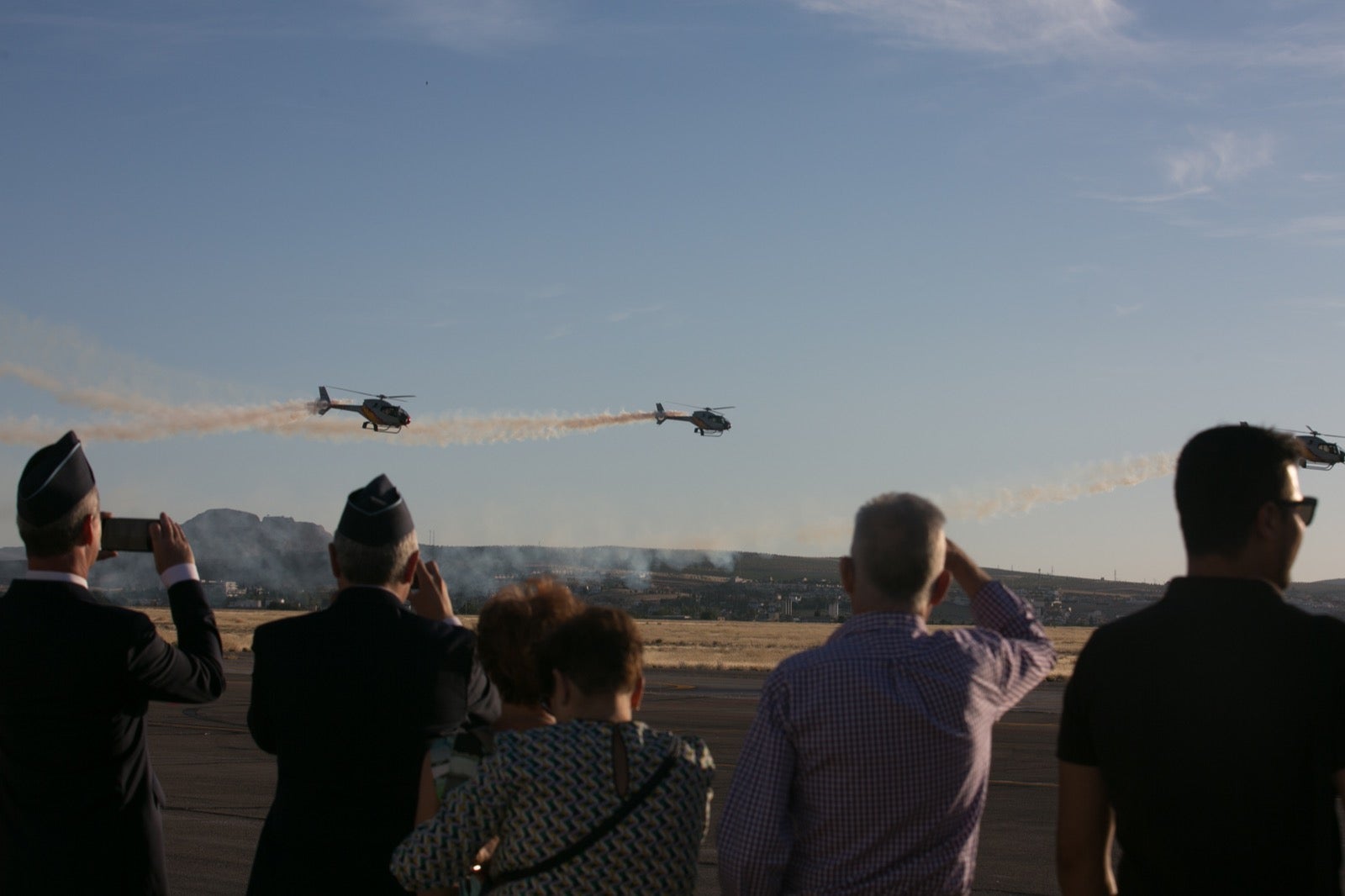 Acrobatismo motorizado. Hélices a golpe de guitarra. Espectáculo por todo lo alto. El FEX, la extensión callejera, gratuita y a menudo sorprendente del Festival Internacional de Música y Danza de Granada, alzó este viernes el escenario hasta el cielo de la Base Aérea de Armilla.