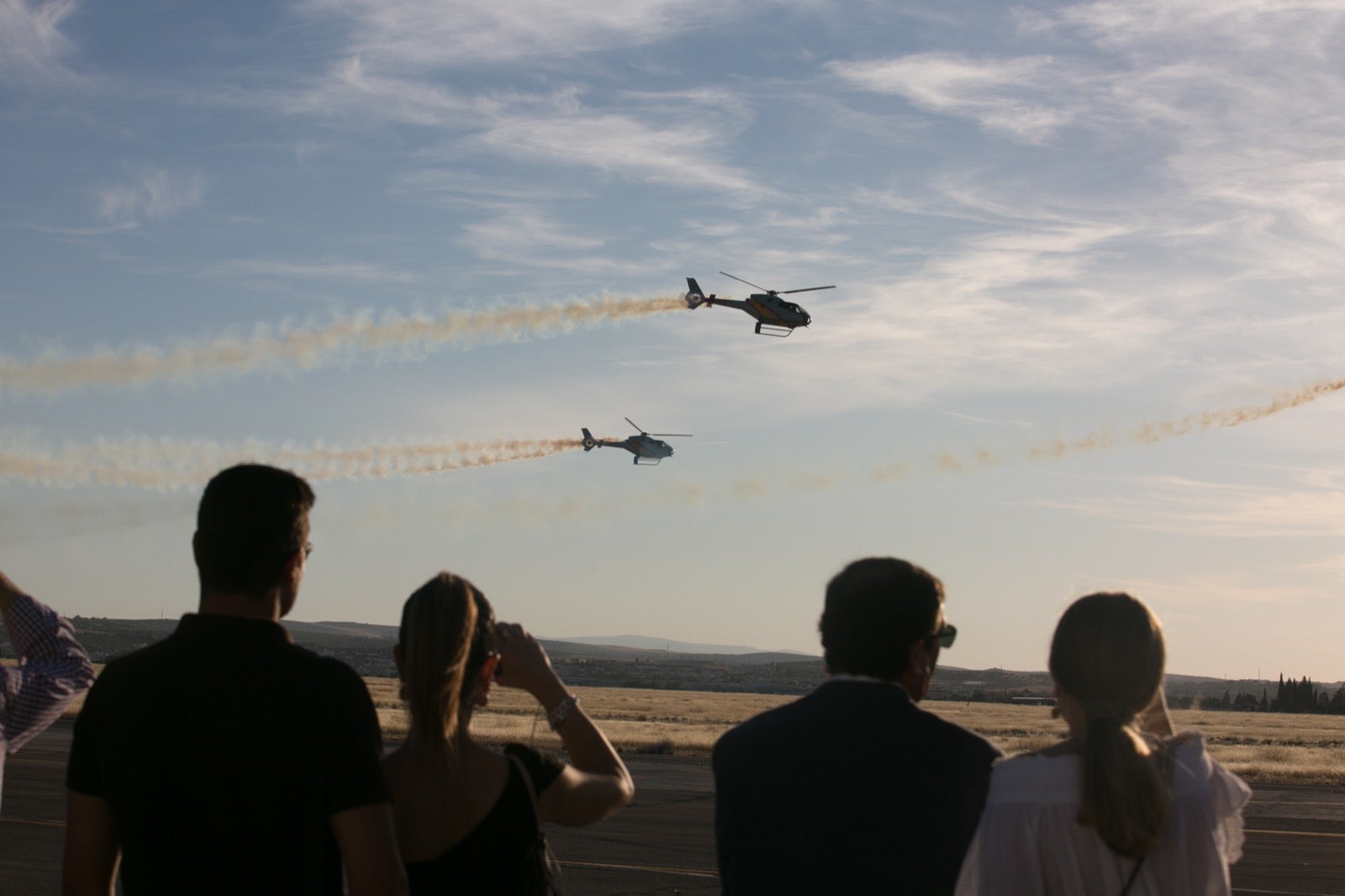 Acrobatismo motorizado. Hélices a golpe de guitarra. Espectáculo por todo lo alto. El FEX, la extensión callejera, gratuita y a menudo sorprendente del Festival Internacional de Música y Danza de Granada, alzó este viernes el escenario hasta el cielo de la Base Aérea de Armilla.