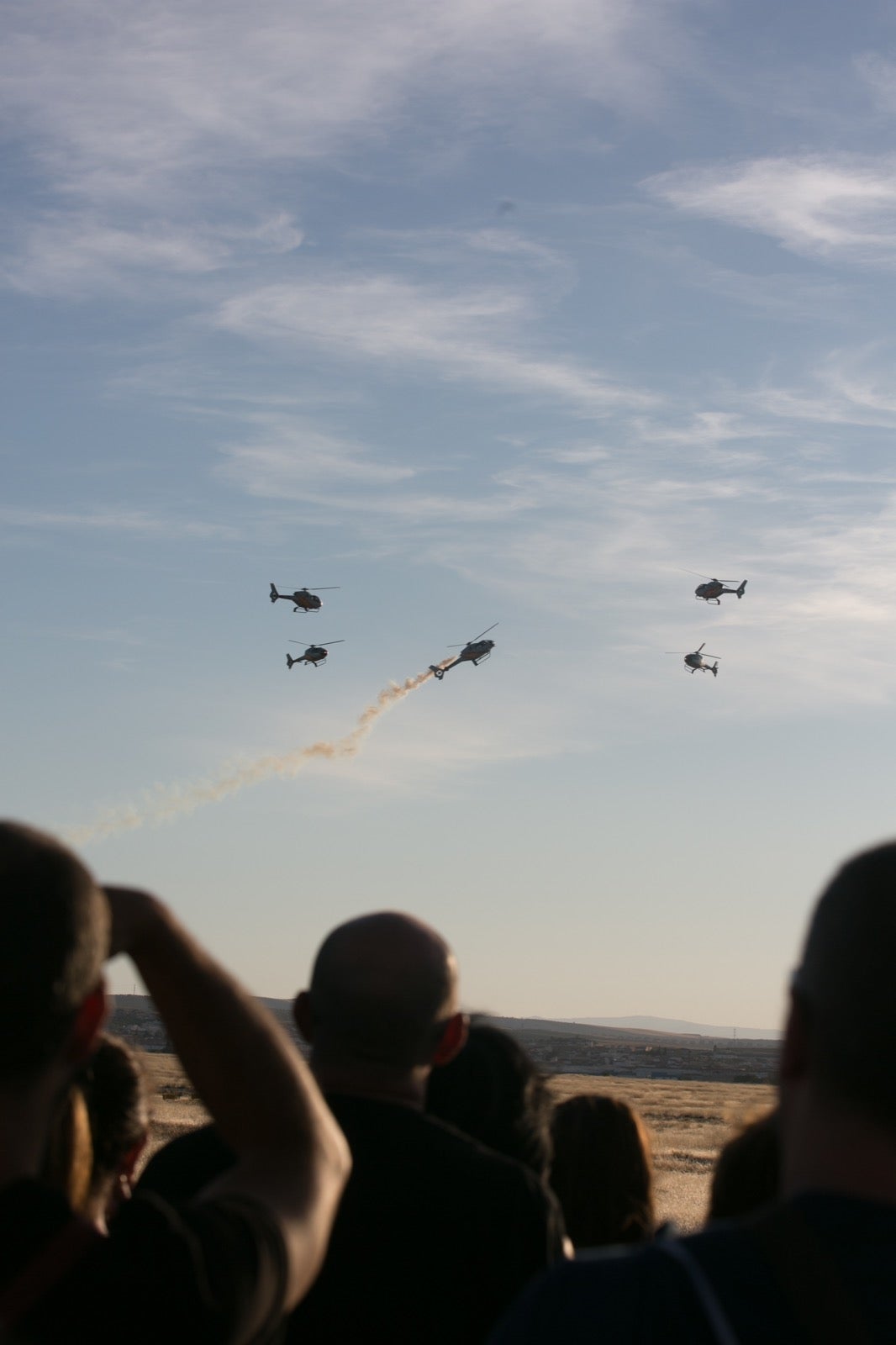 Acrobatismo motorizado. Hélices a golpe de guitarra. Espectáculo por todo lo alto. El FEX, la extensión callejera, gratuita y a menudo sorprendente del Festival Internacional de Música y Danza de Granada, alzó este viernes el escenario hasta el cielo de la Base Aérea de Armilla.