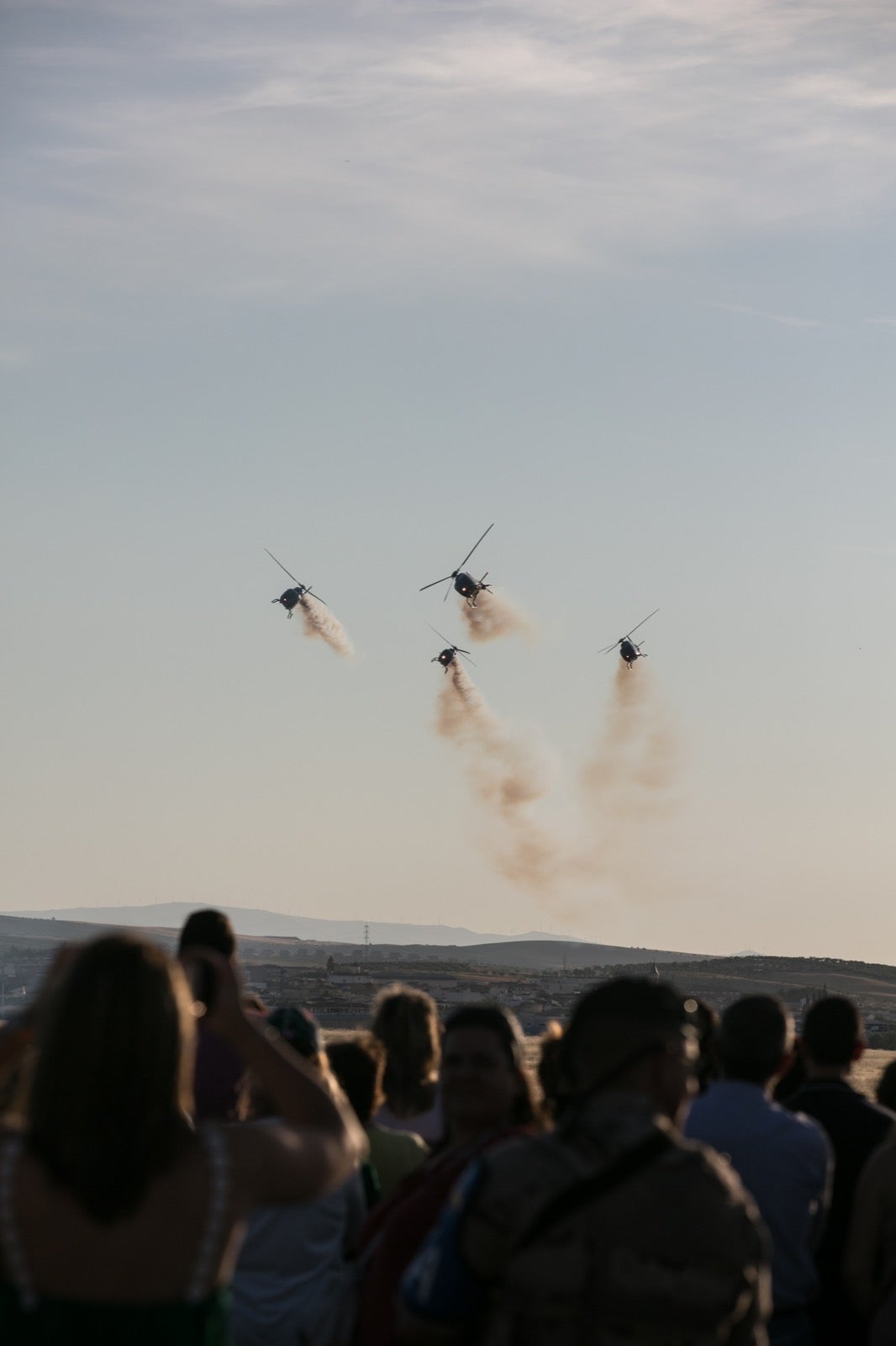 Acrobatismo motorizado. Hélices a golpe de guitarra. Espectáculo por todo lo alto. El FEX, la extensión callejera, gratuita y a menudo sorprendente del Festival Internacional de Música y Danza de Granada, alzó este viernes el escenario hasta el cielo de la Base Aérea de Armilla.
