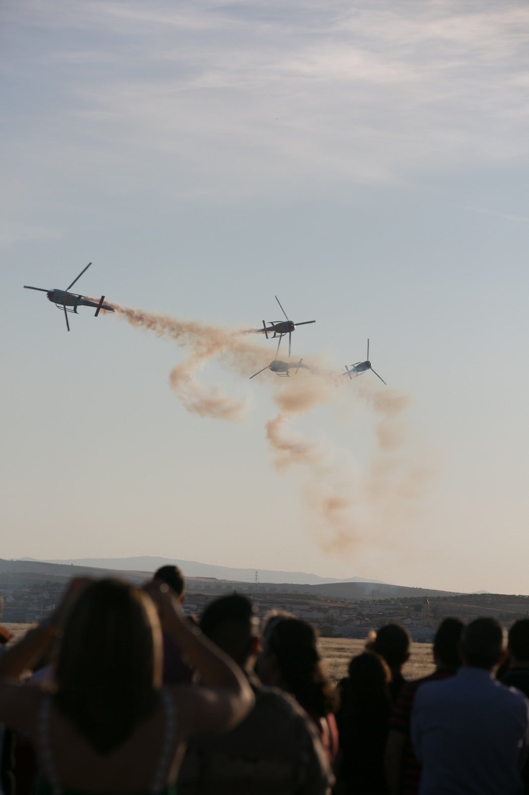 Acrobatismo motorizado. Hélices a golpe de guitarra. Espectáculo por todo lo alto. El FEX, la extensión callejera, gratuita y a menudo sorprendente del Festival Internacional de Música y Danza de Granada, alzó este viernes el escenario hasta el cielo de la Base Aérea de Armilla.