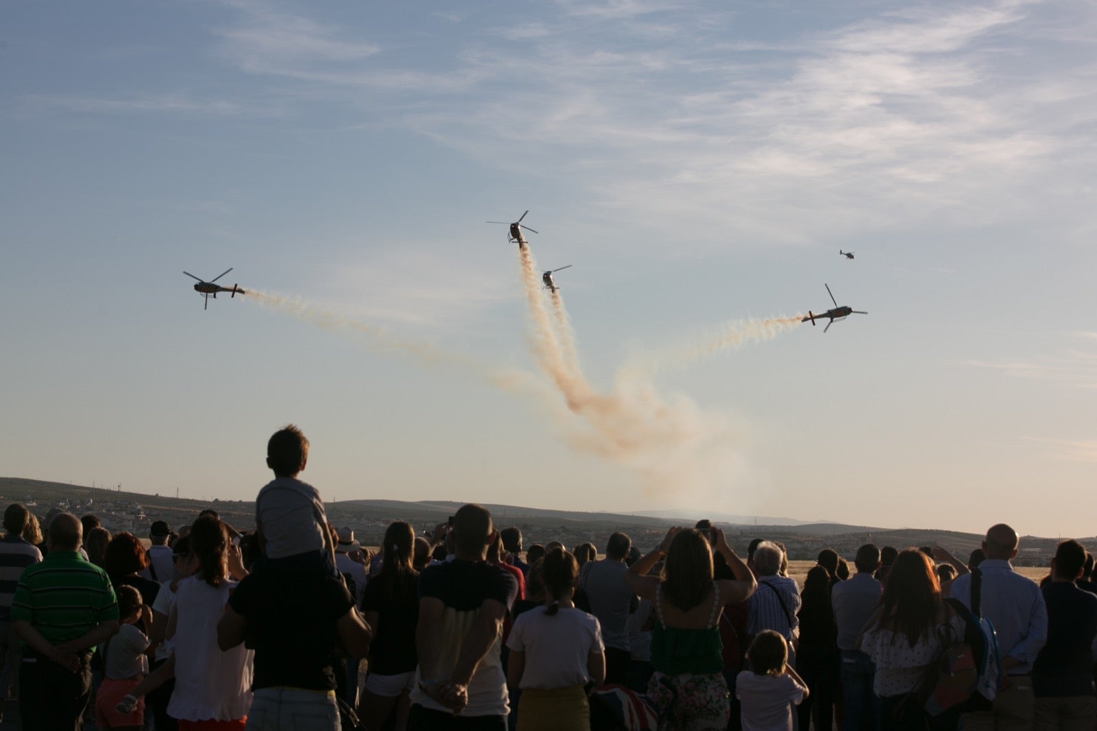 Acrobatismo motorizado. Hélices a golpe de guitarra. Espectáculo por todo lo alto. El FEX, la extensión callejera, gratuita y a menudo sorprendente del Festival Internacional de Música y Danza de Granada, alzó este viernes el escenario hasta el cielo de la Base Aérea de Armilla.