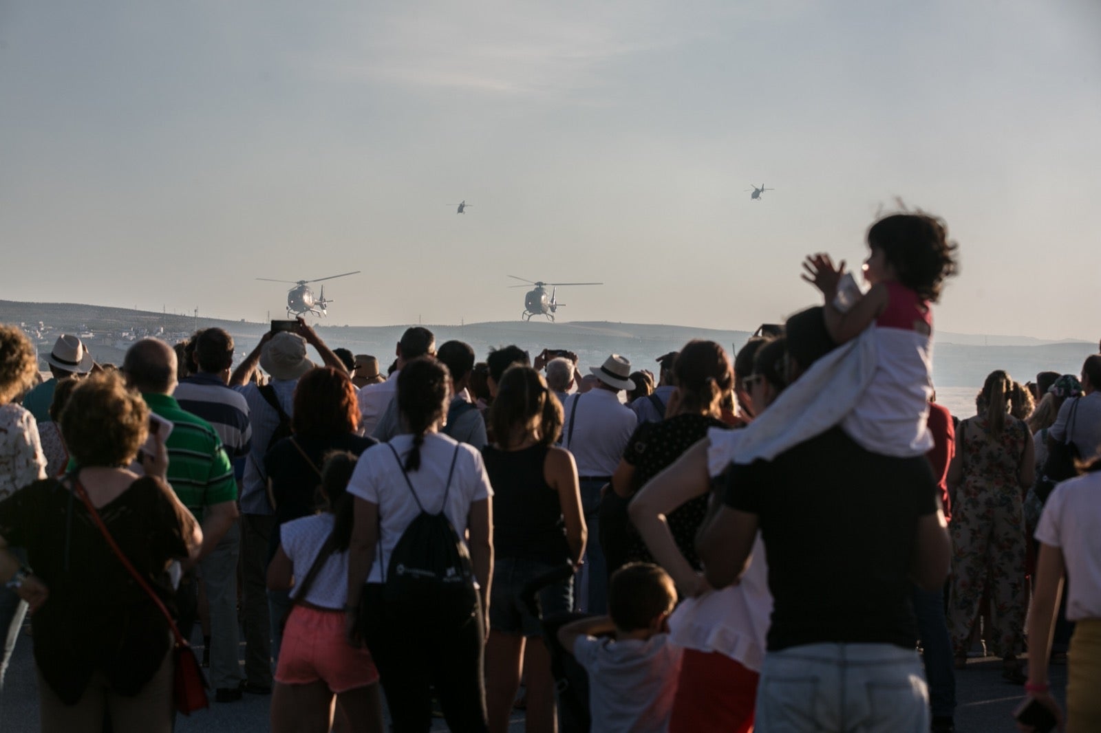 Acrobatismo motorizado. Hélices a golpe de guitarra. Espectáculo por todo lo alto. El FEX, la extensión callejera, gratuita y a menudo sorprendente del Festival Internacional de Música y Danza de Granada, alzó este viernes el escenario hasta el cielo de la Base Aérea de Armilla.