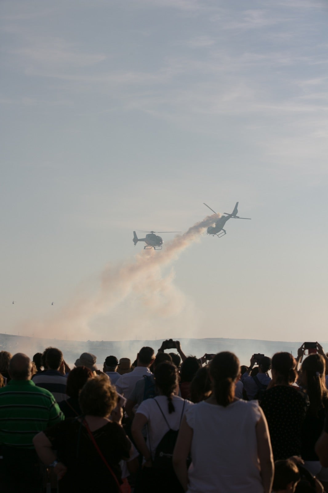 Acrobatismo motorizado. Hélices a golpe de guitarra. Espectáculo por todo lo alto. El FEX, la extensión callejera, gratuita y a menudo sorprendente del Festival Internacional de Música y Danza de Granada, alzó este viernes el escenario hasta el cielo de la Base Aérea de Armilla.