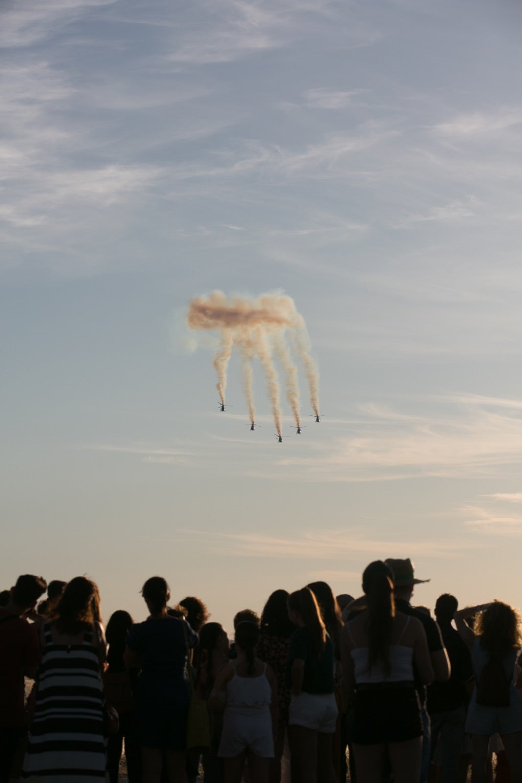 Acrobatismo motorizado. Hélices a golpe de guitarra. Espectáculo por todo lo alto. El FEX, la extensión callejera, gratuita y a menudo sorprendente del Festival Internacional de Música y Danza de Granada, alzó este viernes el escenario hasta el cielo de la Base Aérea de Armilla.