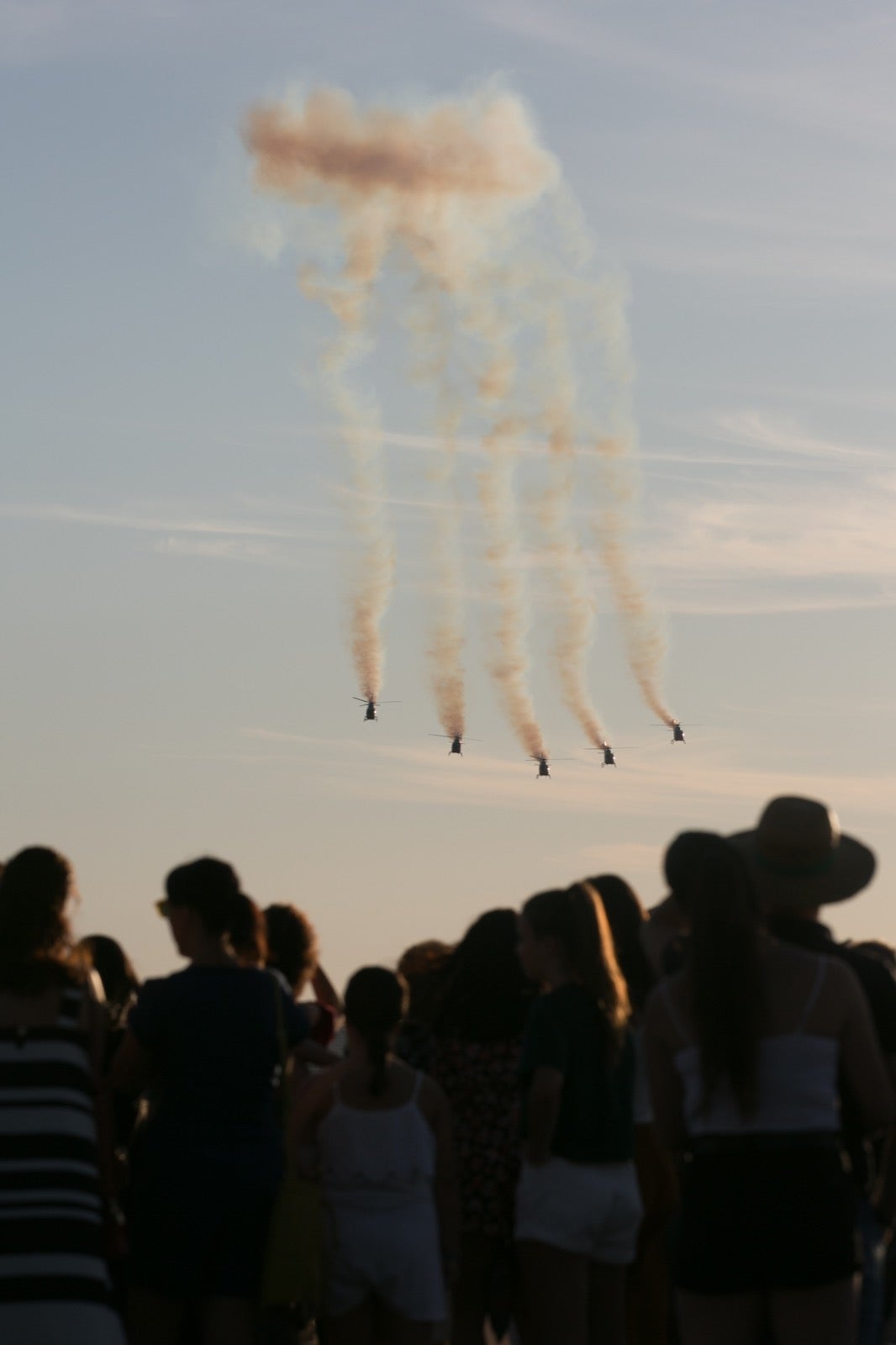 Acrobatismo motorizado. Hélices a golpe de guitarra. Espectáculo por todo lo alto. El FEX, la extensión callejera, gratuita y a menudo sorprendente del Festival Internacional de Música y Danza de Granada, alzó este viernes el escenario hasta el cielo de la Base Aérea de Armilla.
