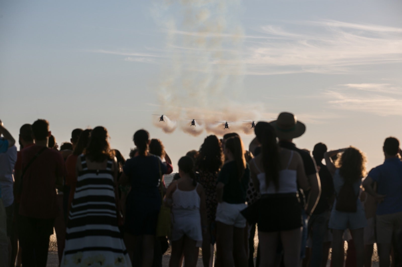 Acrobatismo motorizado. Hélices a golpe de guitarra. Espectáculo por todo lo alto. El FEX, la extensión callejera, gratuita y a menudo sorprendente del Festival Internacional de Música y Danza de Granada, alzó este viernes el escenario hasta el cielo de la Base Aérea de Armilla.