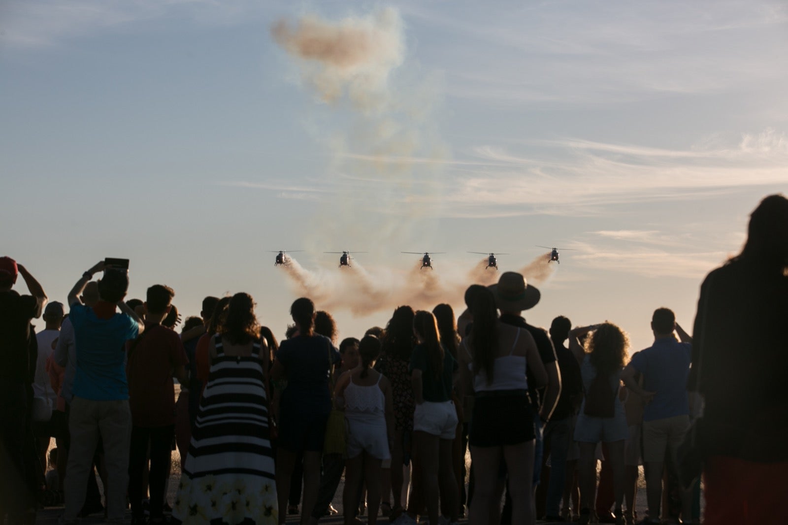 Acrobatismo motorizado. Hélices a golpe de guitarra. Espectáculo por todo lo alto. El FEX, la extensión callejera, gratuita y a menudo sorprendente del Festival Internacional de Música y Danza de Granada, alzó este viernes el escenario hasta el cielo de la Base Aérea de Armilla.