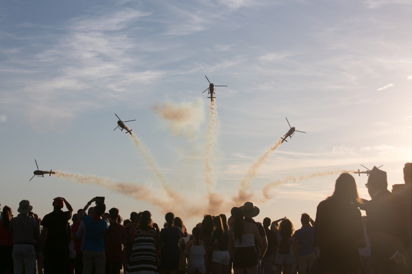 Acrobatismo motorizado. Hélices a golpe de guitarra. Espectáculo por todo lo alto. El FEX, la extensión callejera, gratuita y a menudo sorprendente del Festival Internacional de Música y Danza de Granada, alzó este viernes el escenario hasta el cielo de la Base Aérea de Armilla.