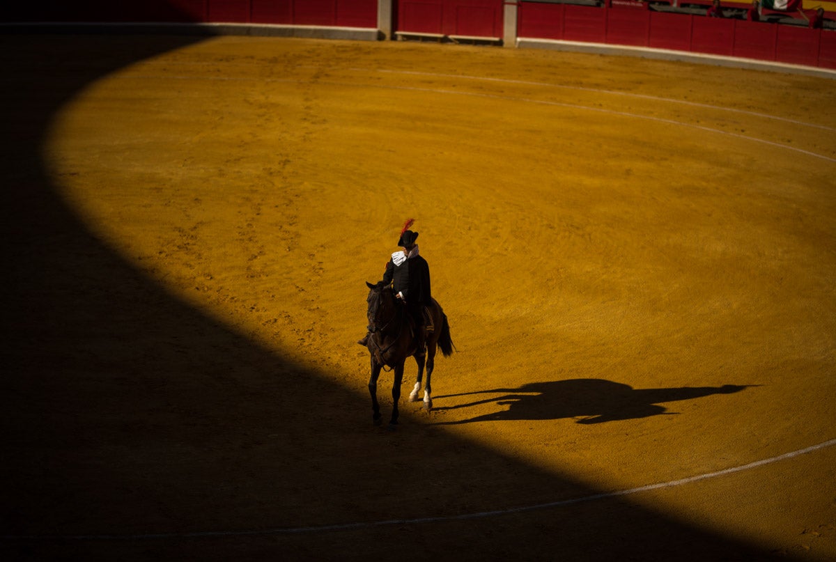 Portentosa actuación del granadino 'El Fandi0', a hombros con Julián López 'El Juli' en tarde de claroscuros de 'Morante de la Puebla'