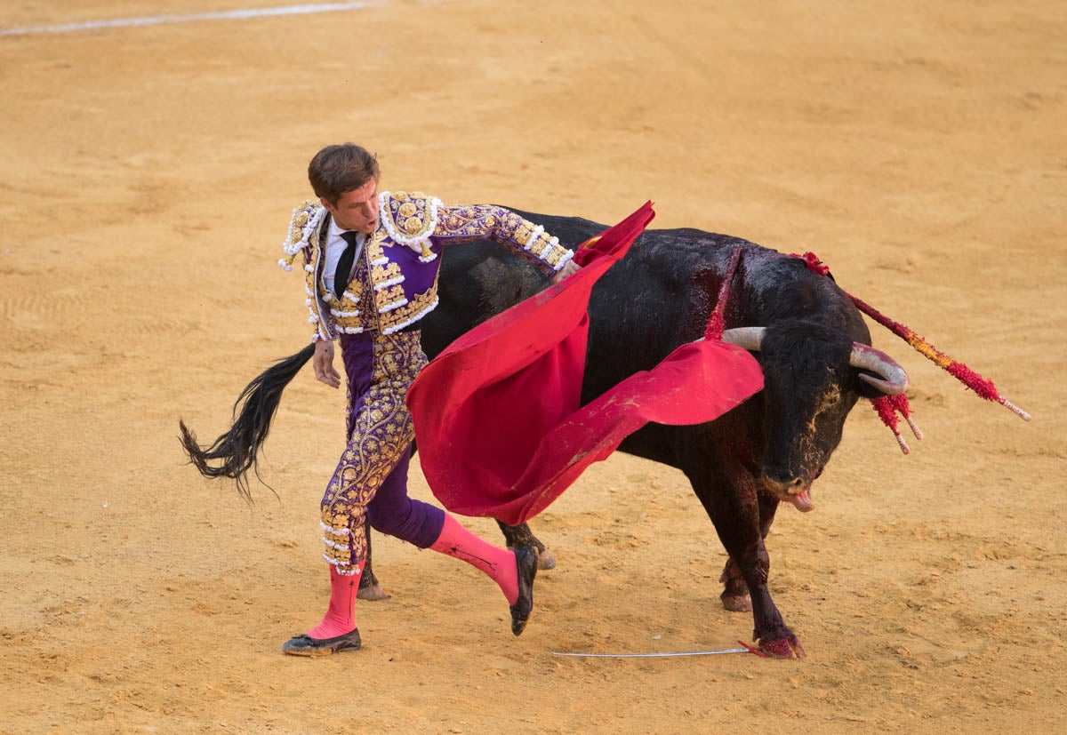 Portentosa actuación del granadino 'El Fandi0', a hombros con Julián López 'El Juli' en tarde de claroscuros de 'Morante de la Puebla'