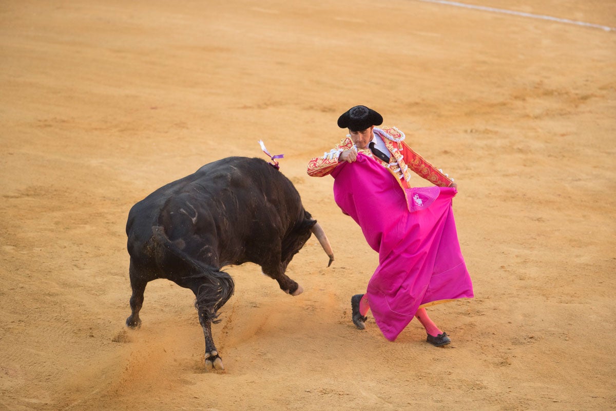 Portentosa actuación del granadino 'El Fandi0', a hombros con Julián López 'El Juli' en tarde de claroscuros de 'Morante de la Puebla'