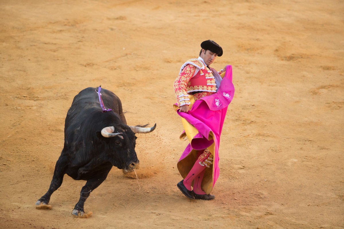 Portentosa actuación del granadino 'El Fandi0', a hombros con Julián López 'El Juli' en tarde de claroscuros de 'Morante de la Puebla'