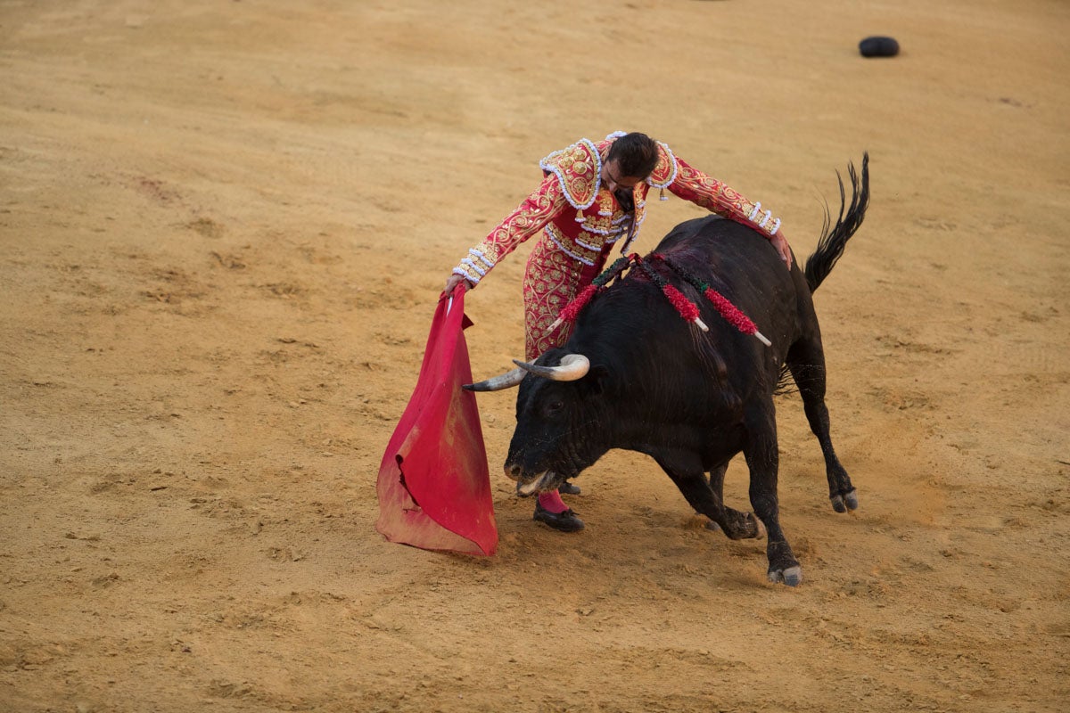 Portentosa actuación del granadino 'El Fandi0', a hombros con Julián López 'El Juli' en tarde de claroscuros de 'Morante de la Puebla'