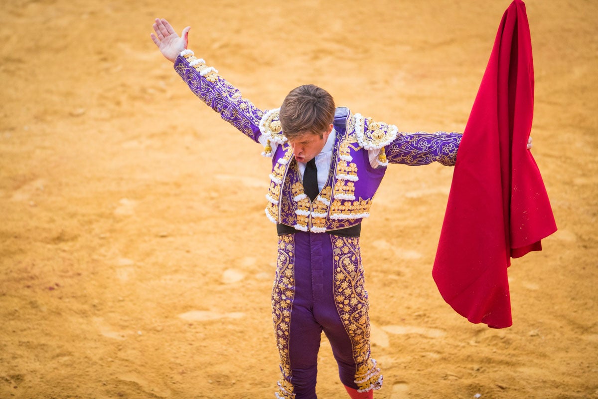 Portentosa actuación del granadino 'El Fandi0', a hombros con Julián López 'El Juli' en tarde de claroscuros de 'Morante de la Puebla'