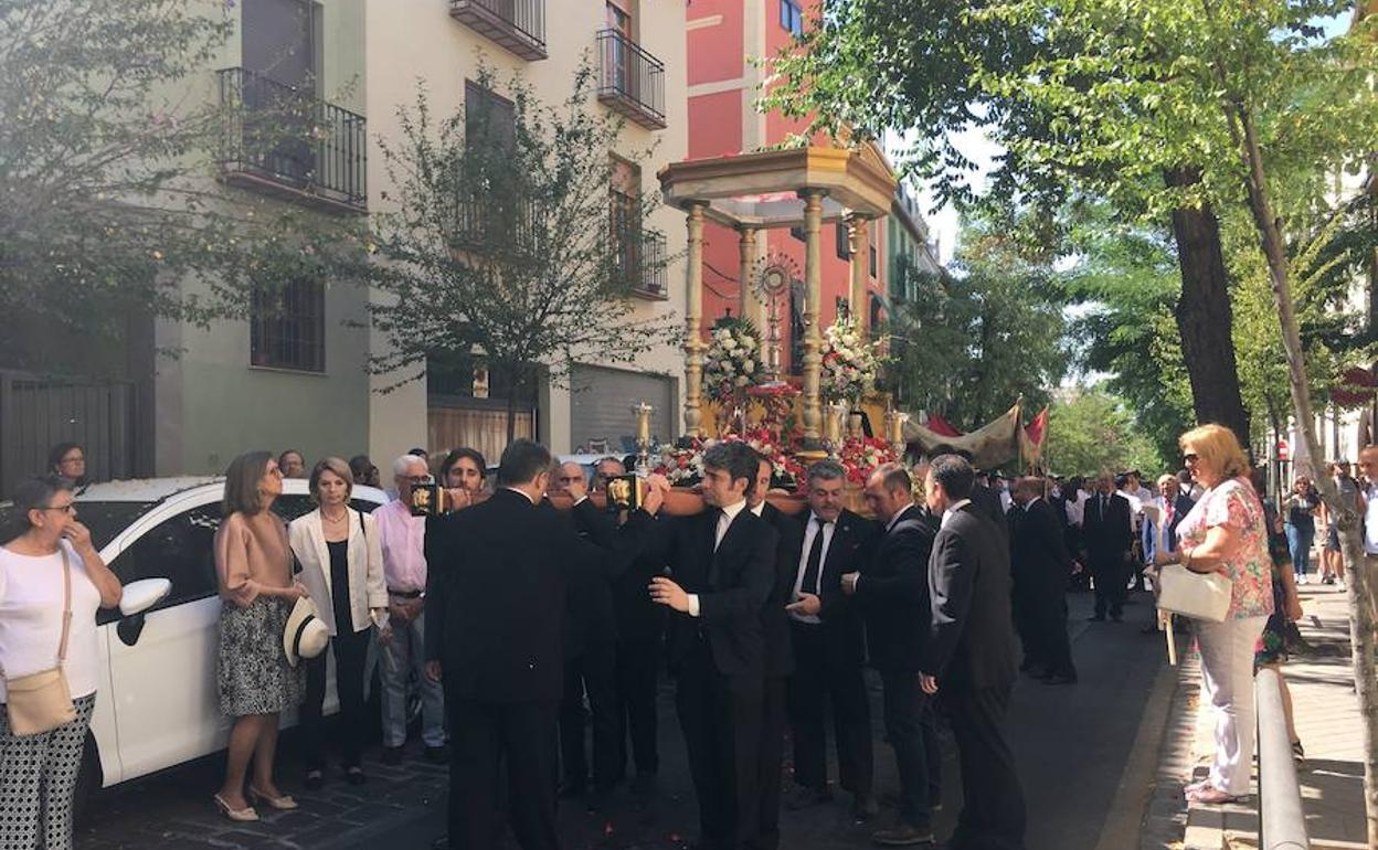 Una de las procesiones que se ha celebrado este domingo de Corpus Christi en Granada.