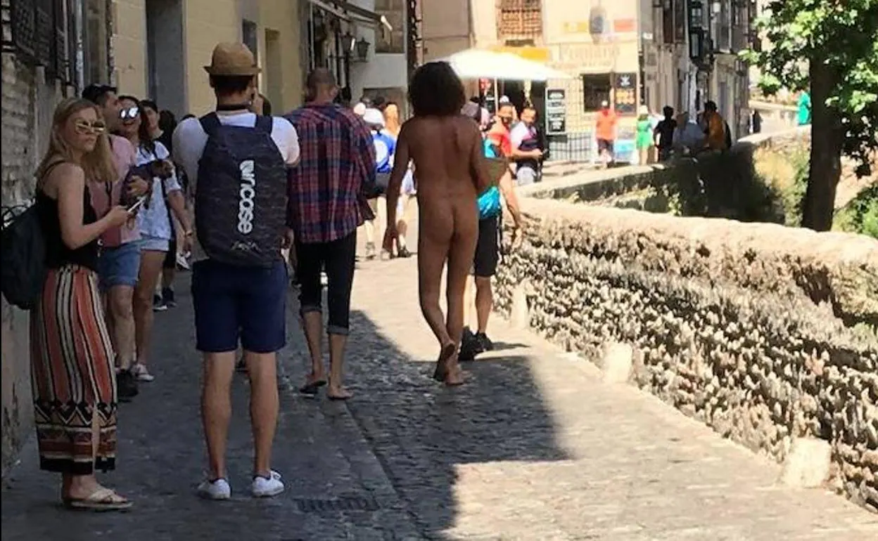 Hombre desnudo en Granada: revuelo por su regreso en San Juan | Ideal