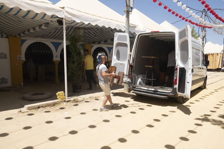 Los caseteros aprovechan el domingo para desmontar las casetas y los cacharritos tras ocho jornadas de feria con una afluencia más que notable.