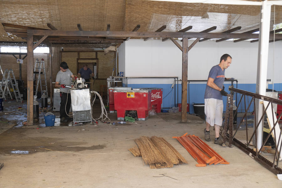 Los caseteros aprovechan el domingo para desmontar las casetas y los cacharritos tras ocho jornadas de feria con una afluencia más que notable.