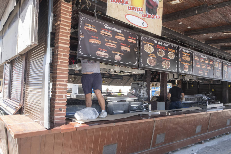 Los caseteros aprovechan el domingo para desmontar las casetas y los cacharritos tras ocho jornadas de feria con una afluencia más que notable.