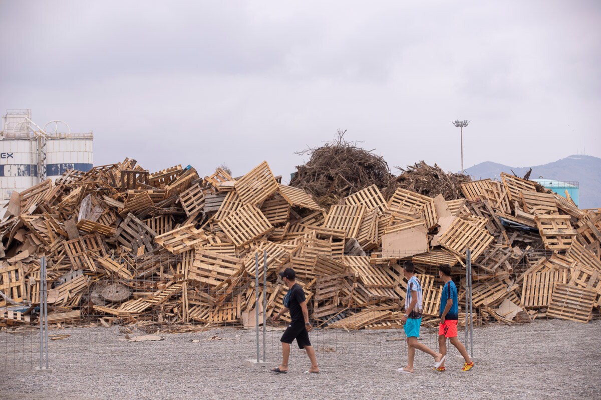 Los pueblos de la Costa Tropical de Granada se está preparando ya para vivir la Noche de San Juan 2019, la más mágica del año, según dicen. En Motril ya hay pilas de madera dispuestas para ser quemada esta noche y muchos vecinos están ocupando ya sitio en la playa para estar bien cerca de la orilla a medianoche para bañarse, como manda la tradición. 