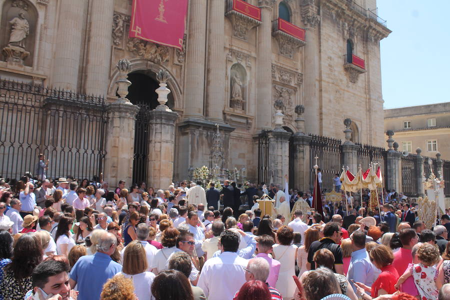 Abanicos, botellas de agua y hasta sombrillas abundaron para hacer frente al sol ante la multitudinaria procesión