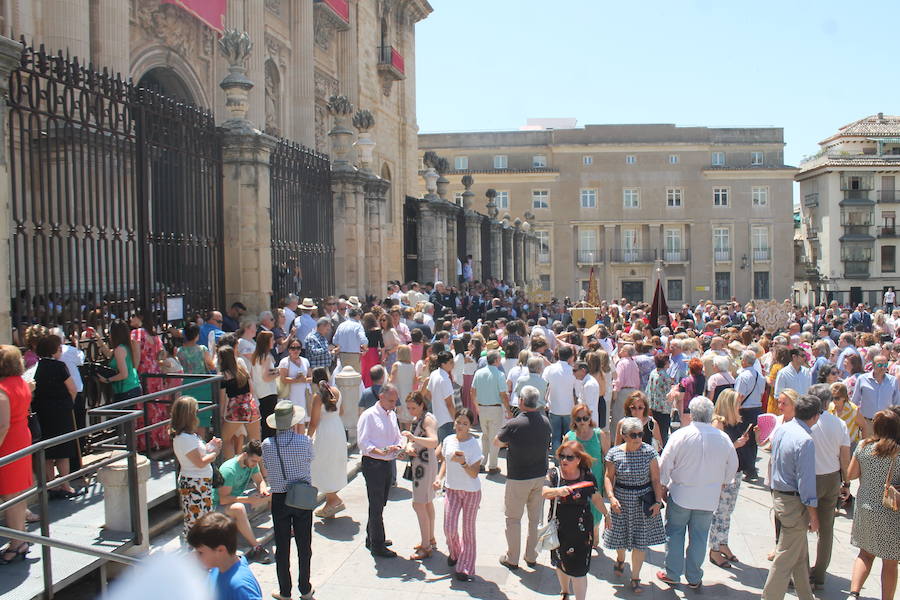 Abanicos, botellas de agua y hasta sombrillas abundaron para hacer frente al sol ante la multitudinaria procesión