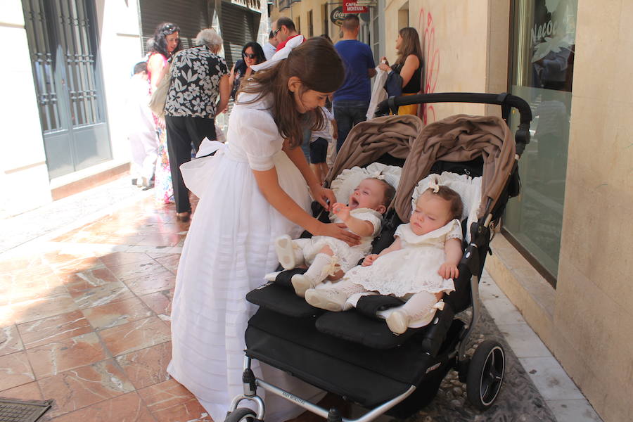 Abanicos, botellas de agua y hasta sombrillas abundaron para hacer frente al sol ante la multitudinaria procesión