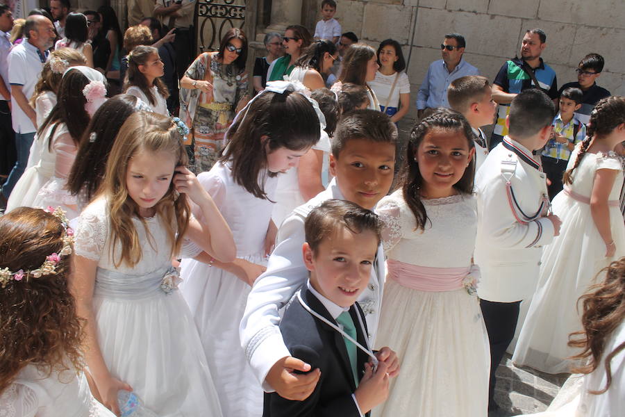 Abanicos, botellas de agua y hasta sombrillas abundaron para hacer frente al sol ante la multitudinaria procesión