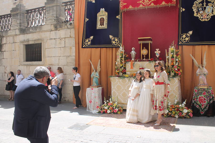 Abanicos, botellas de agua y hasta sombrillas abundaron para hacer frente al sol ante la multitudinaria procesión
