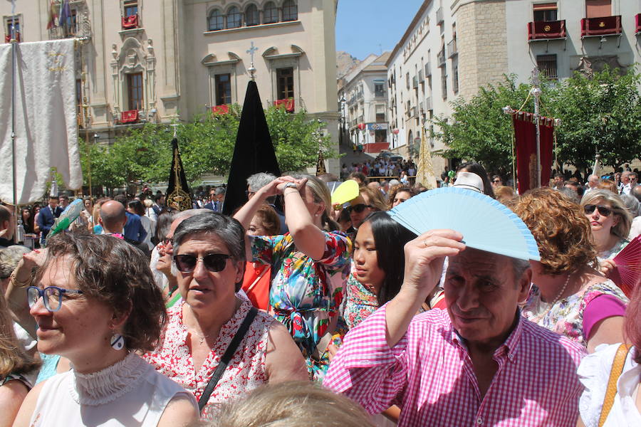 Abanicos, botellas de agua y hasta sombrillas abundaron para hacer frente al sol ante la multitudinaria procesión
