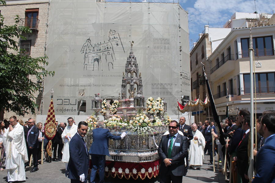 Abanicos, botellas de agua y hasta sombrillas abundaron para hacer frente al sol ante la multitudinaria procesión