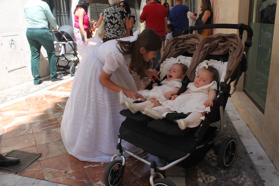 Abanicos, botellas de agua y hasta sombrillas abundaron para hacer frente al sol ante la multitudinaria procesión