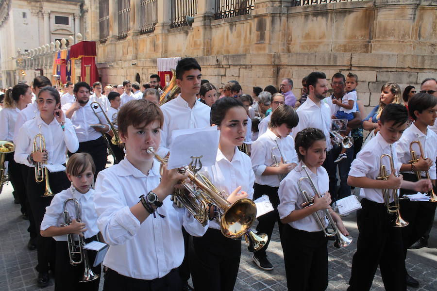 Abanicos, botellas de agua y hasta sombrillas abundaron para hacer frente al sol ante la multitudinaria procesión