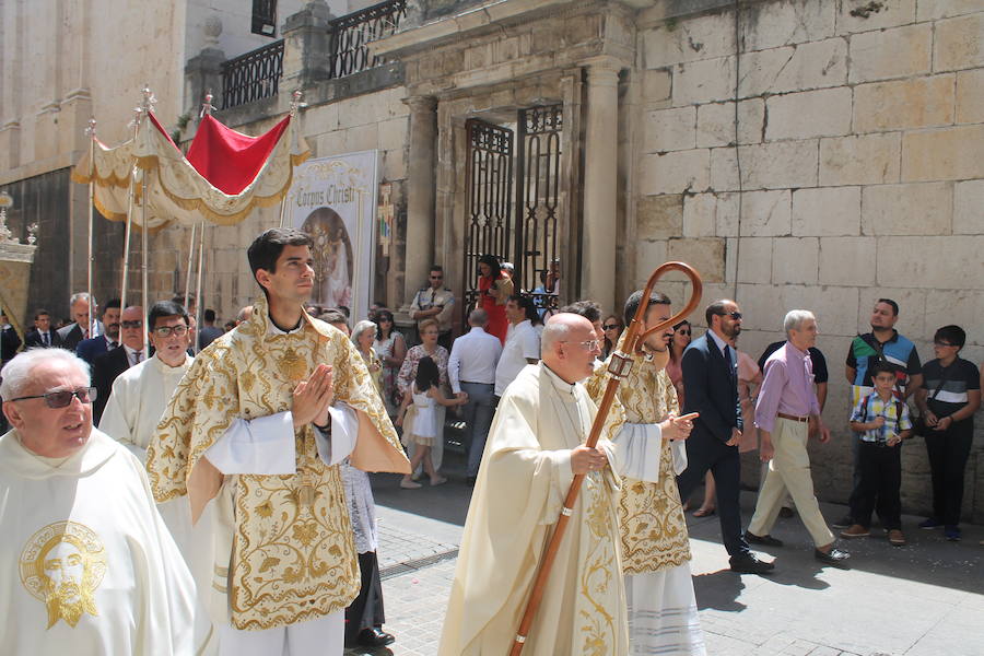 Abanicos, botellas de agua y hasta sombrillas abundaron para hacer frente al sol ante la multitudinaria procesión