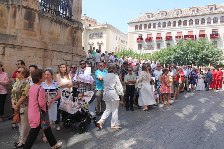 Abanicos, botellas de agua y hasta sombrillas abundaron para hacer frente al sol ante la multitudinaria procesión