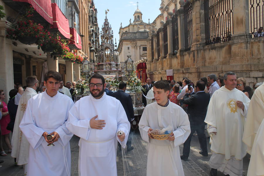 Abanicos, botellas de agua y hasta sombrillas abundaron para hacer frente al sol ante la multitudinaria procesión