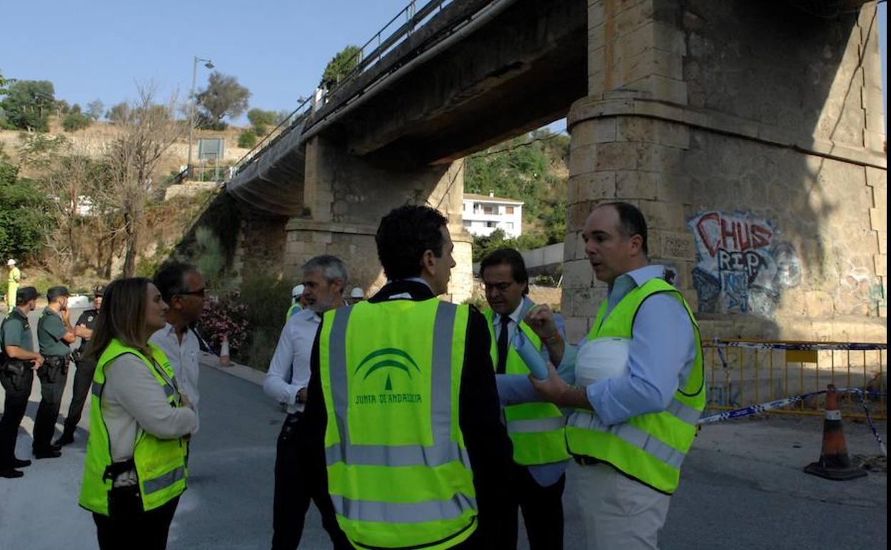 La consejera de Fomento, junto a los técnicos