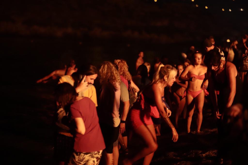 La Costa disfrutó de una madrugada en la que el fuego y el mar fueron los protagonistas y en los que casi todos aprovecharon para pedir algún deseo 