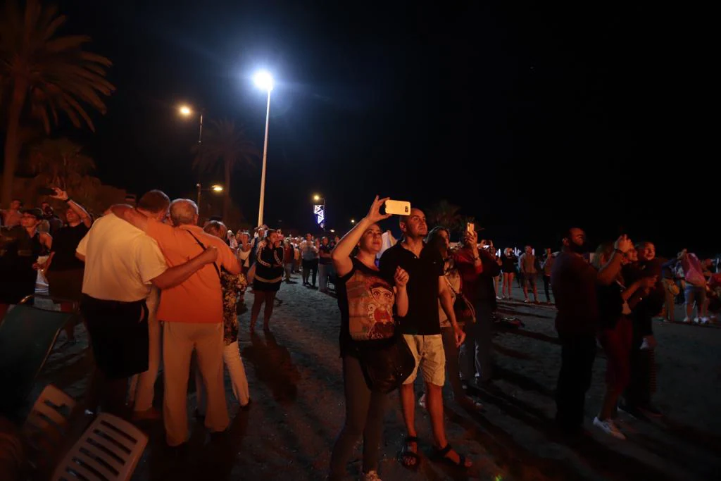 La Costa disfrutó de una madrugada en la que el fuego y el mar fueron los protagonistas y en los que casi todos aprovecharon para pedir algún deseo 