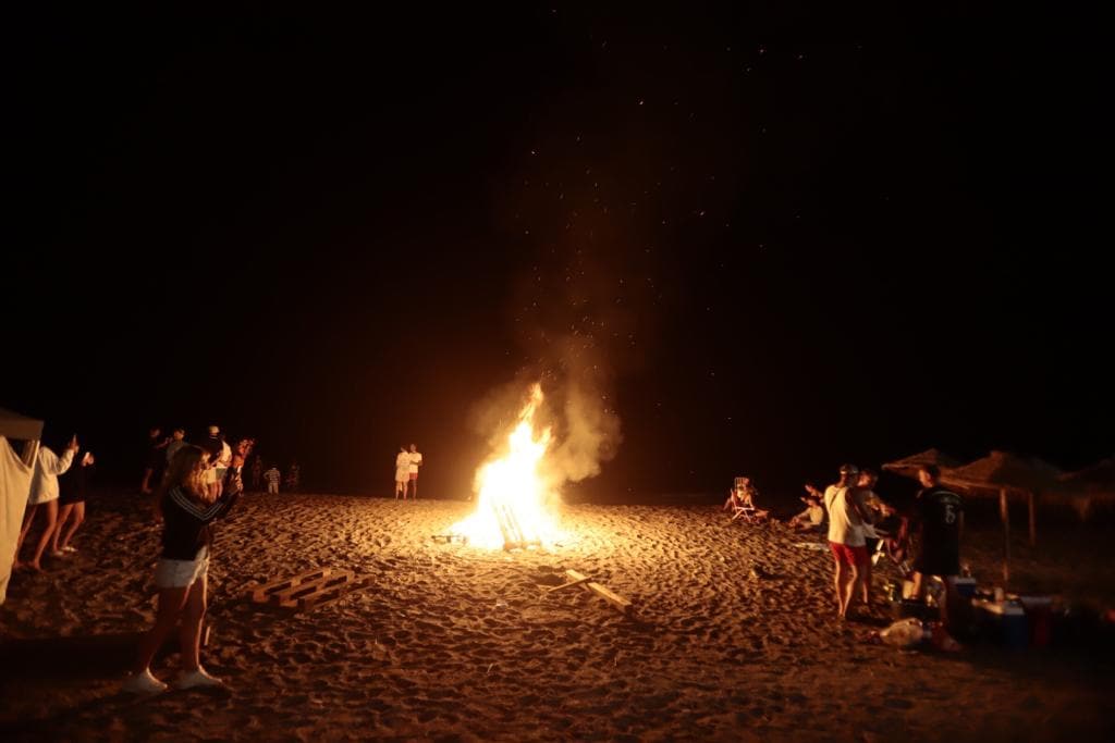 La Costa disfrutó de una madrugada en la que el fuego y el mar fueron los protagonistas y en los que casi todos aprovecharon para pedir algún deseo 