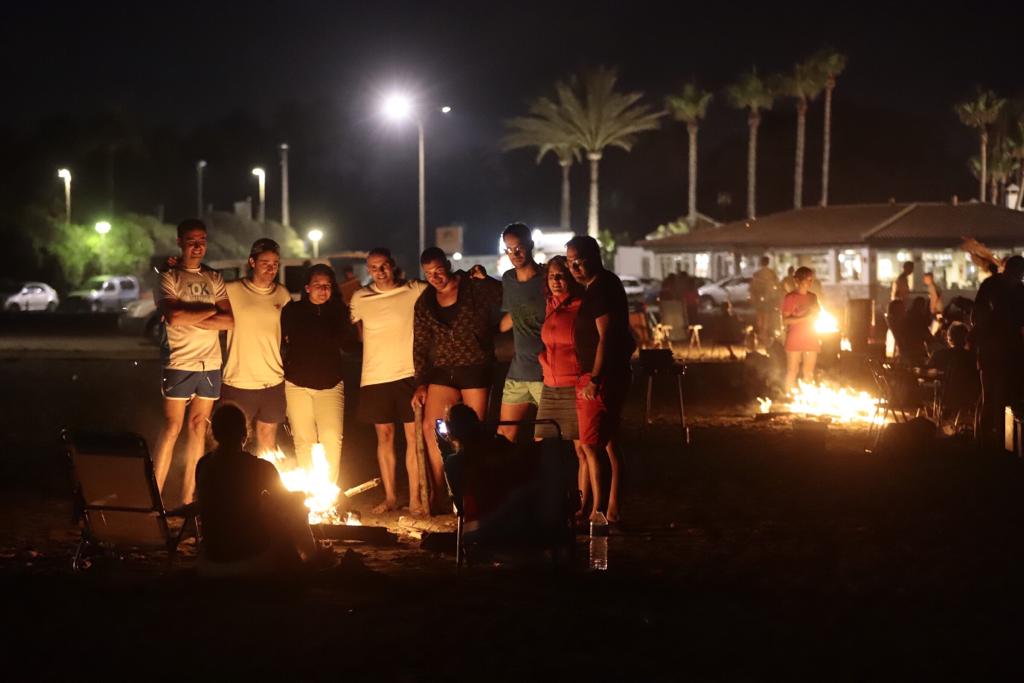 La Costa disfrutó de una madrugada en la que el fuego y el mar fueron los protagonistas y en los que casi todos aprovecharon para pedir algún deseo 