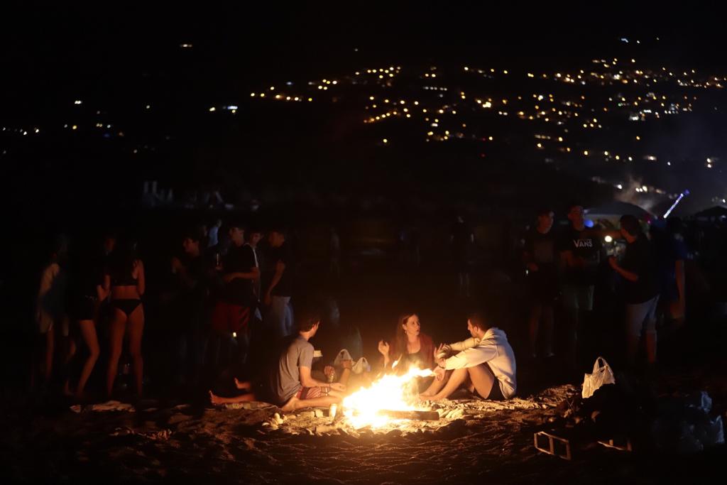 La Costa disfrutó de una madrugada en la que el fuego y el mar fueron los protagonistas y en los que casi todos aprovecharon para pedir algún deseo 